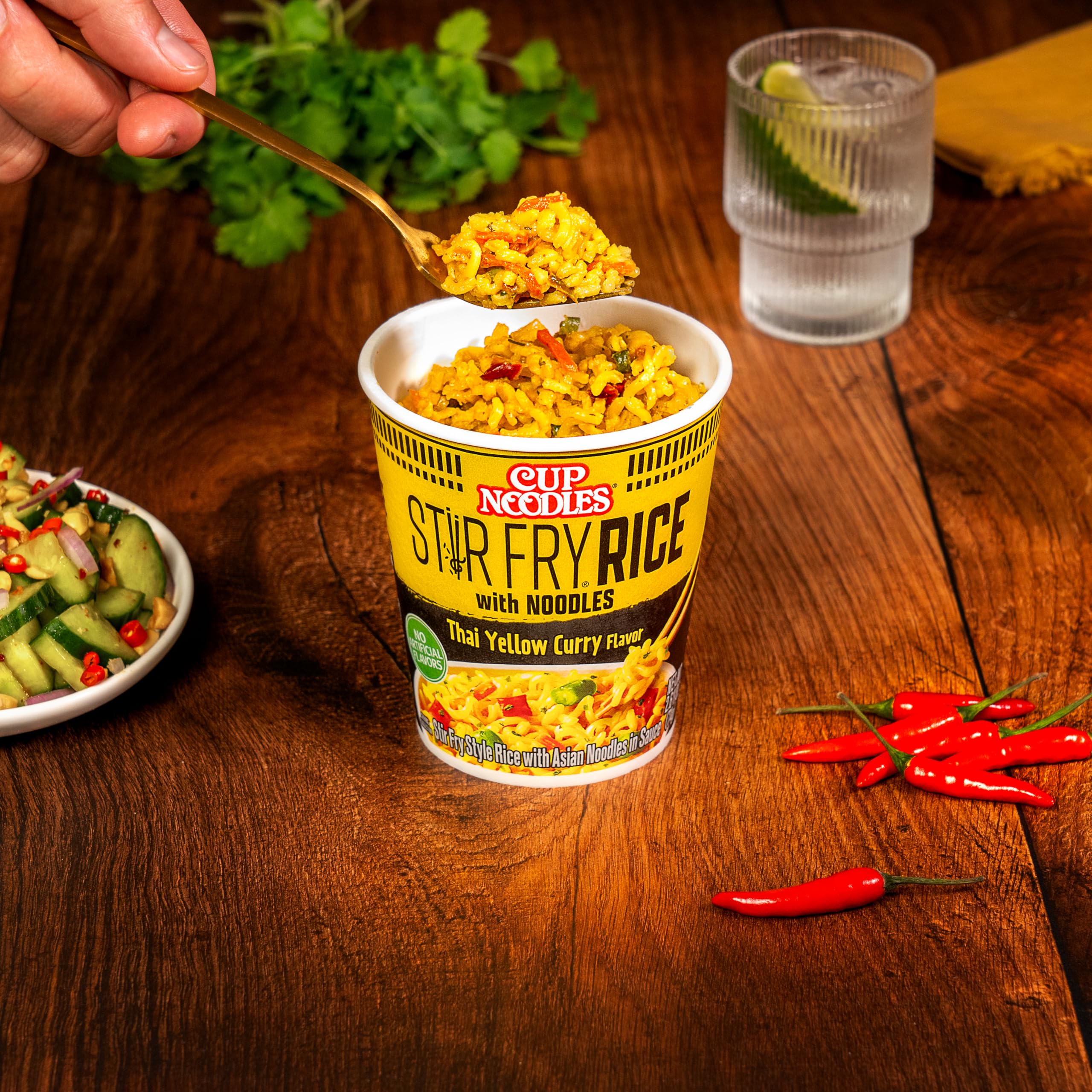 Nissin taza en microondas calentándose, listo en minutos para comer