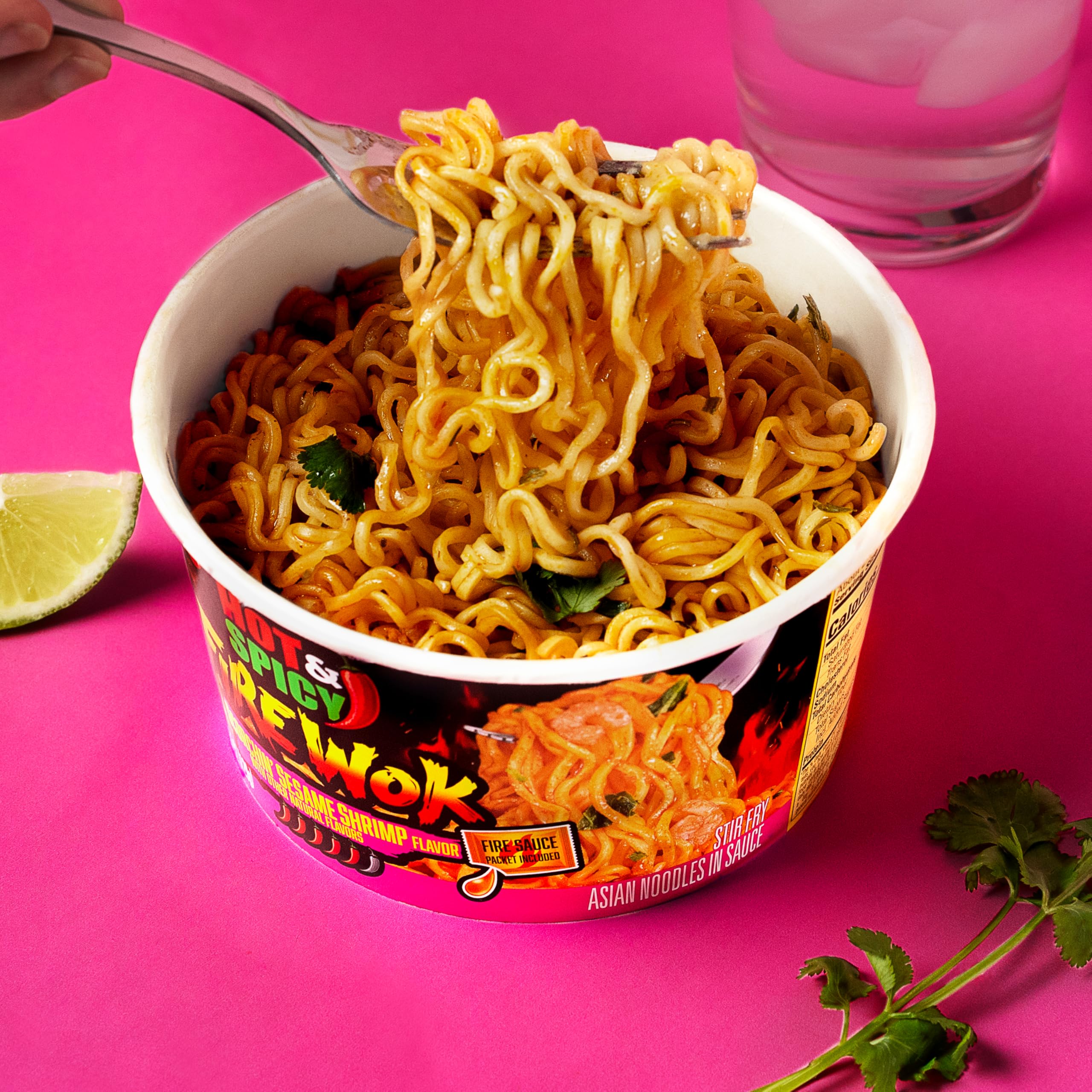 NISSIN primer plano de fideos cubiertos por salsa cremosa de sésamo