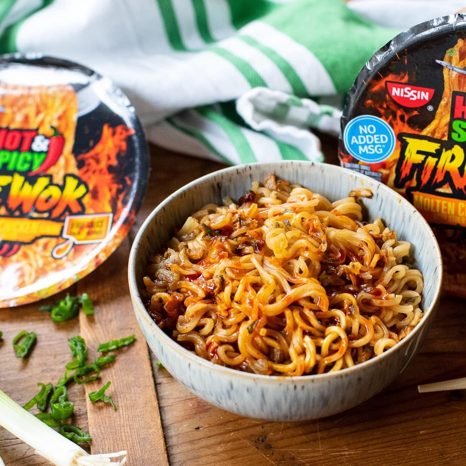 NISSIN tazón junto a mano para comparar tamaño y porción práctica