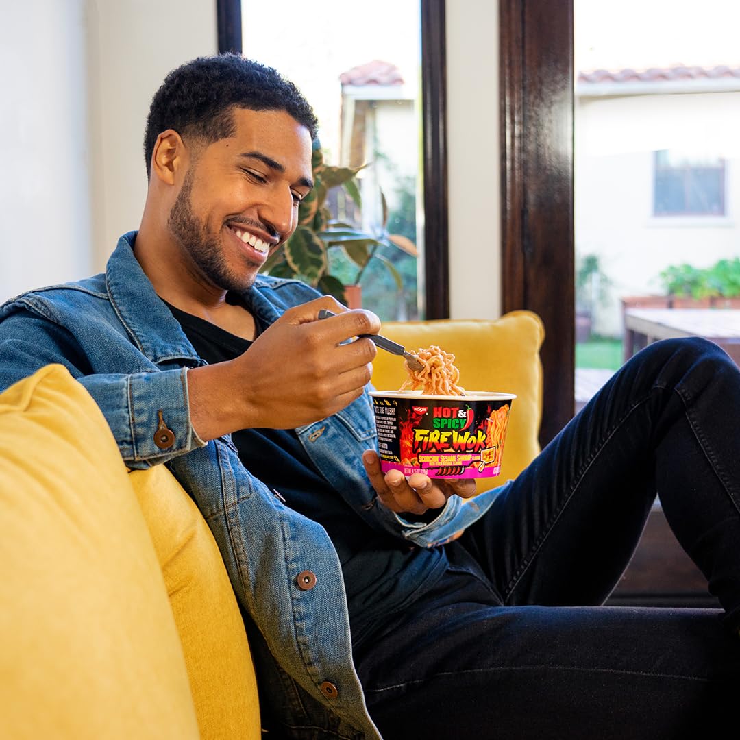 NISSIN tazón servido en escritorio para comida rápida y sabrosa