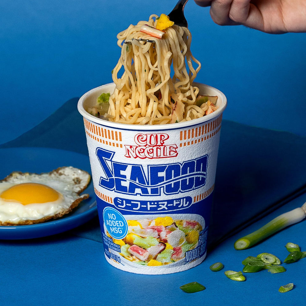 NISSIN sopa Seafood lista en vaso, preparación rápida y caliente para consumo inmediato