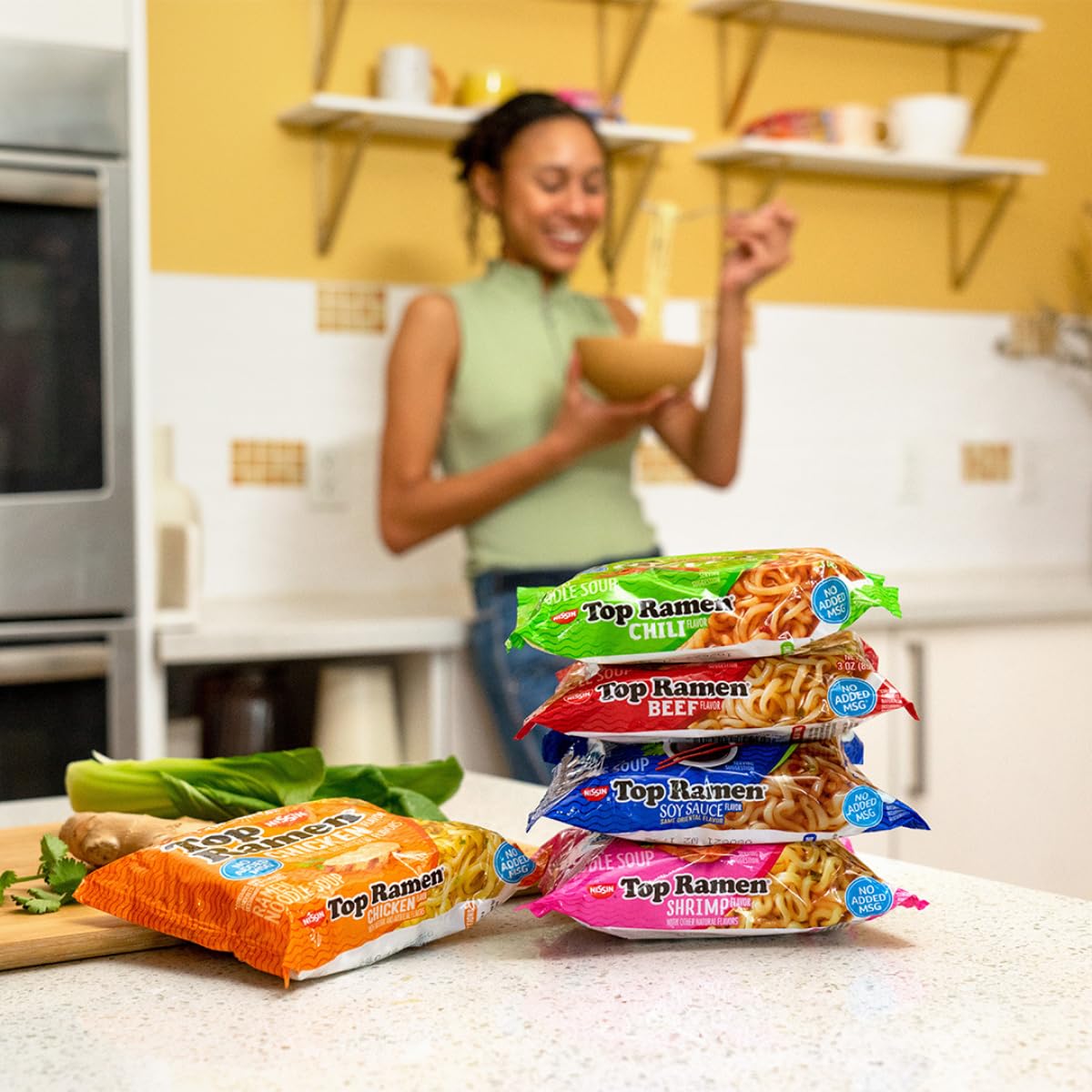 Nissin paquete en mano para comparar tamaño y porción