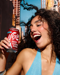 Nixie vertiendo cola en vaso para una experiencia refrescante
