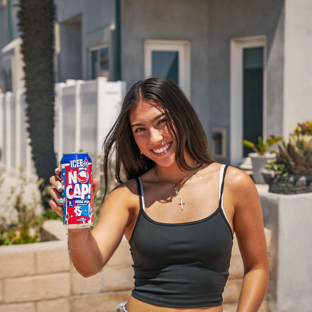 NO CAP! Soda Pop lata en mano mostrando tamaño práctico para llevar
