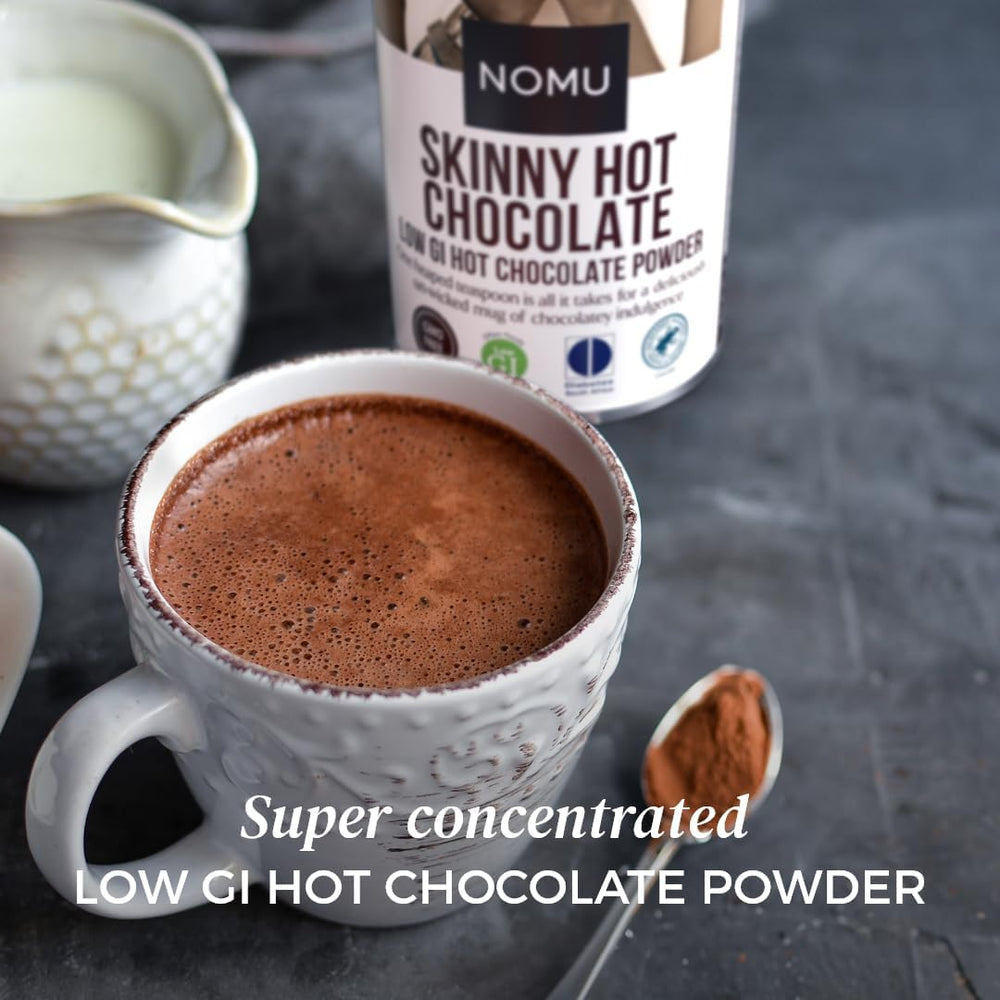 NOMU taza con chocolate caliente preparado mostrando cremosidad inmediata
