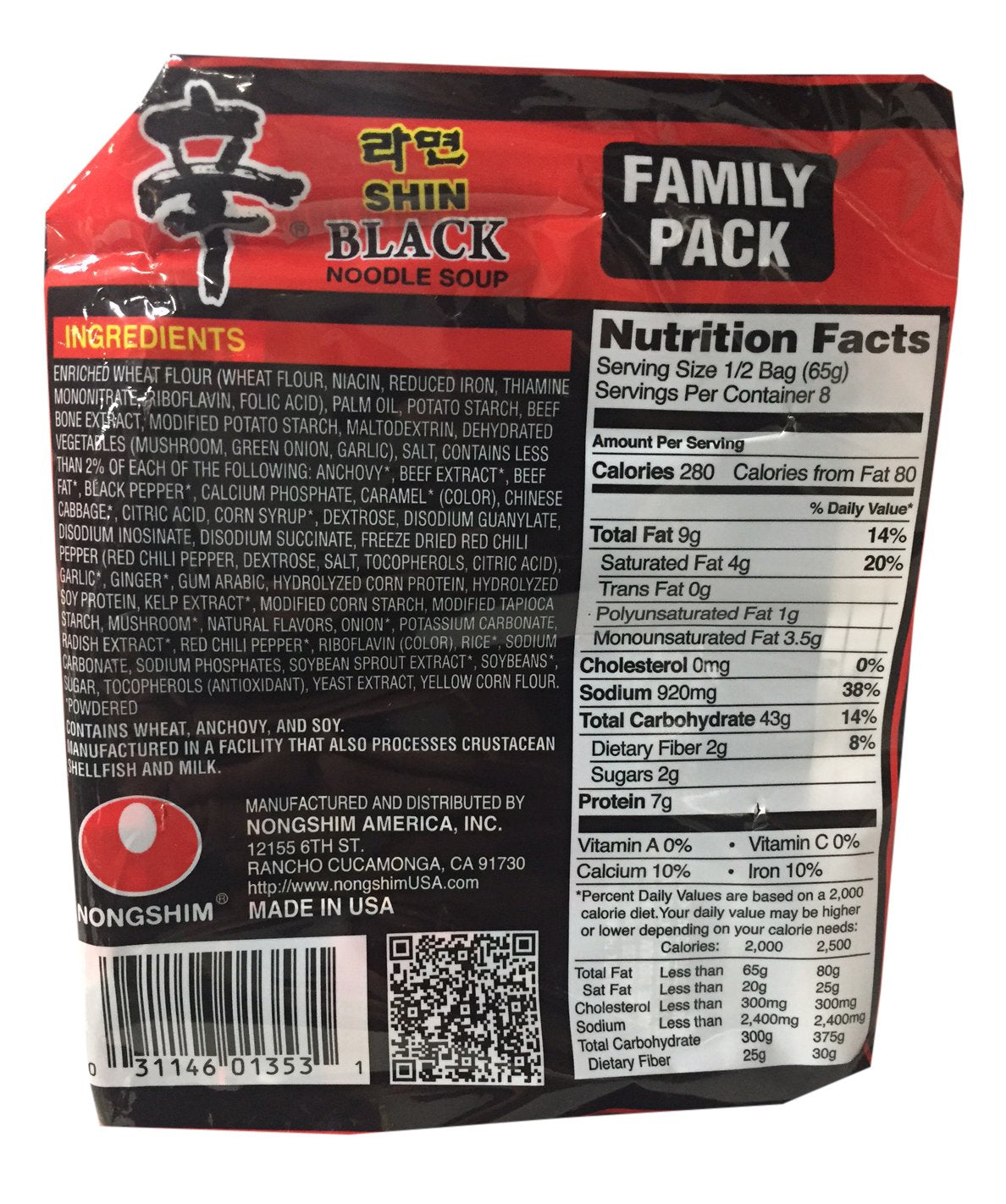Nongshim Shin Black primer plano de los fideos firmes y textura apetecible