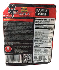 Nongshim Shin Black primer plano de los fideos firmes y textura apetecible