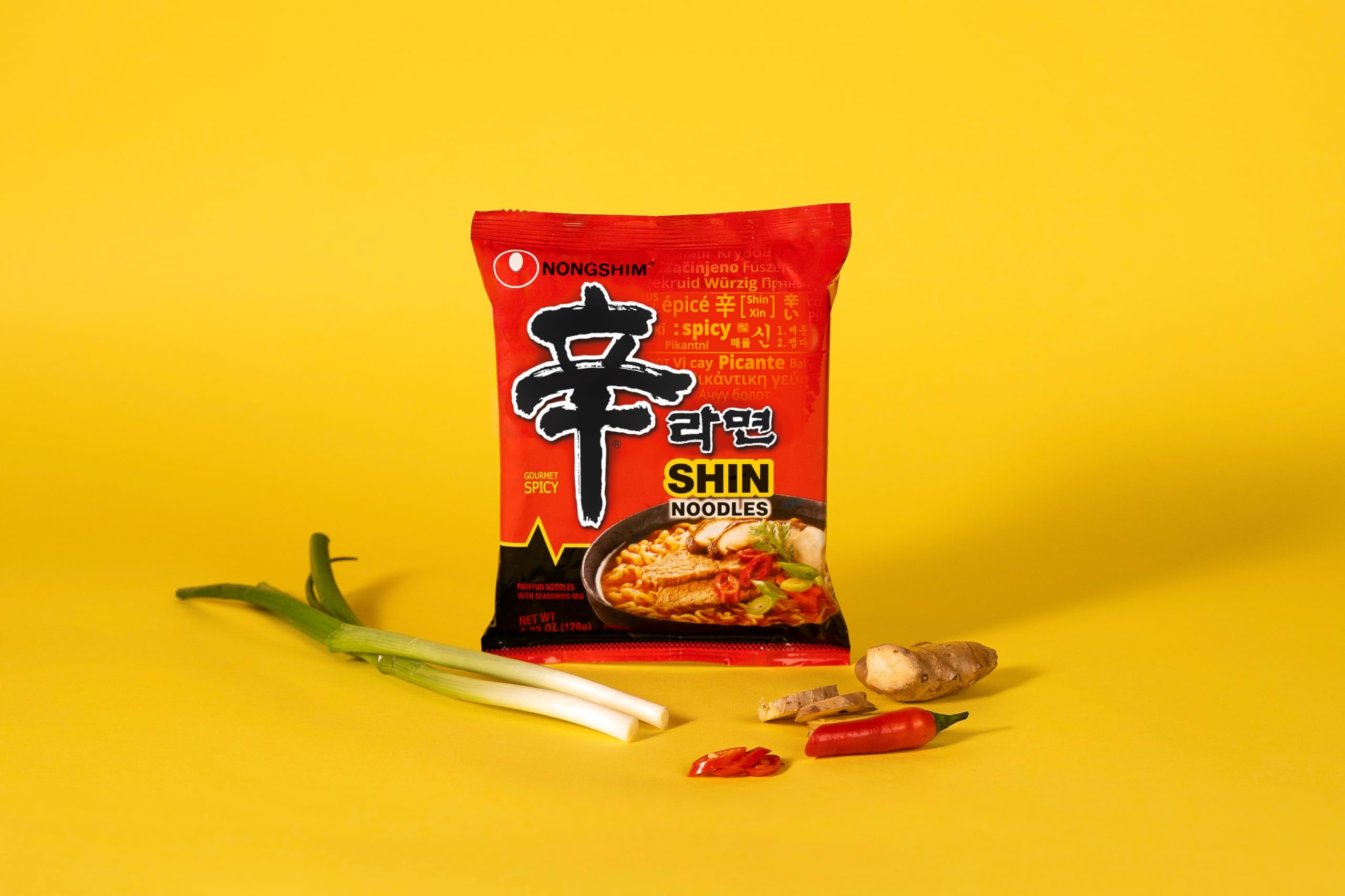 Nongshim plato servido con huevo y verduras para una comida completa