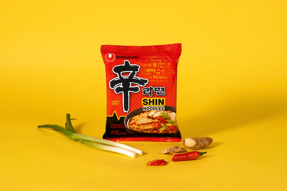 Nongshim plato servido con huevo y verduras para una comida completa