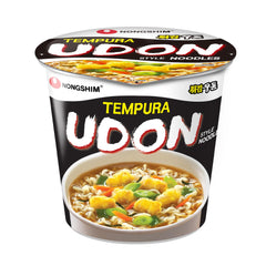 Nongshim primer plano de fideos, copos de tempura y vegetales, muestra textura y contraste