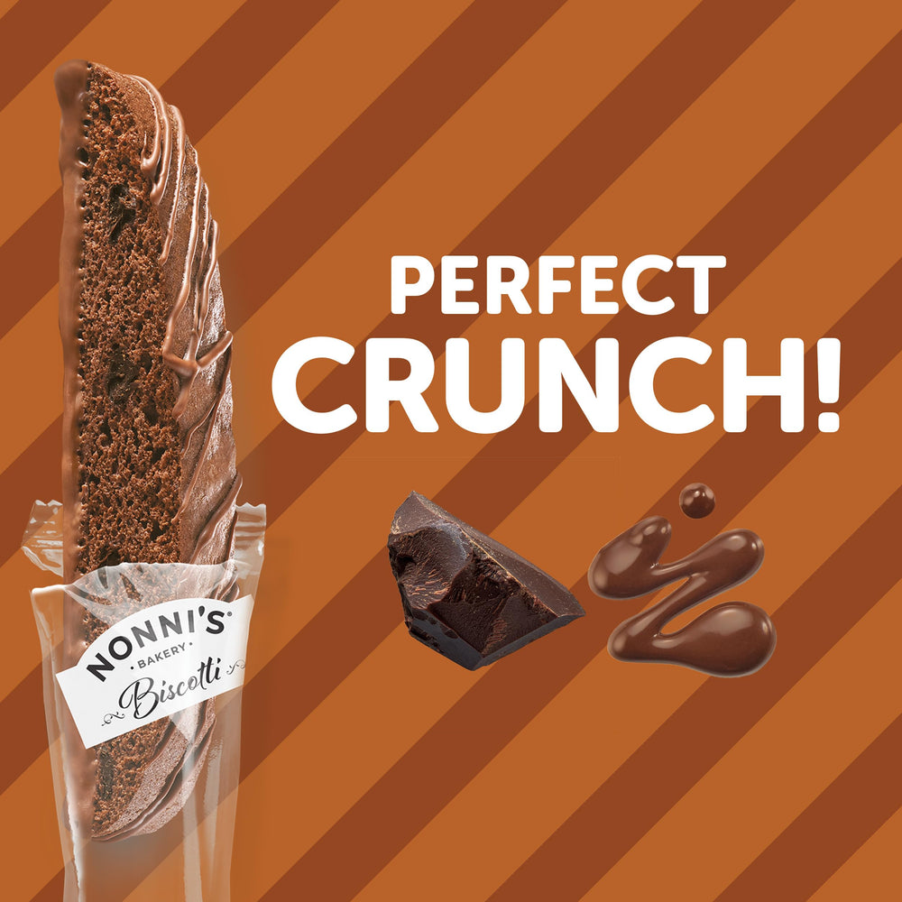 Nonni's biscotti sumergido en taza de café, realza sabor y combinación ideal