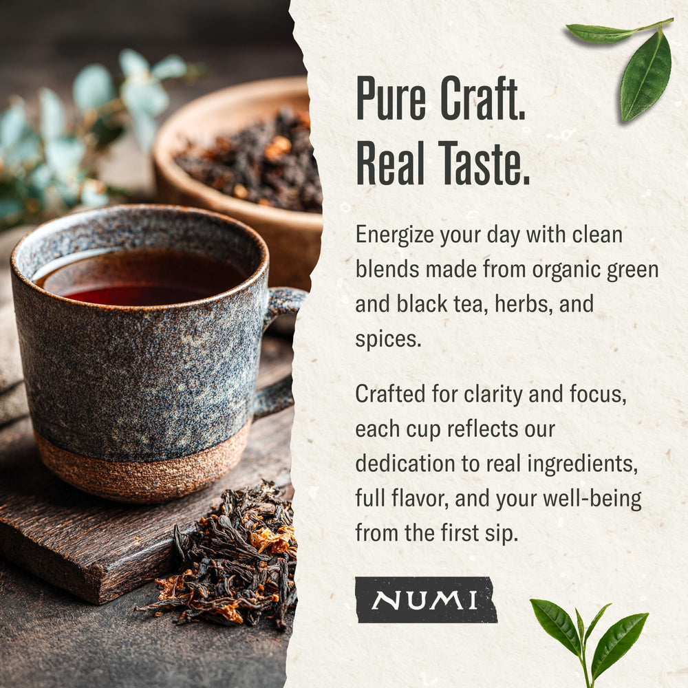 Taza con té Numi Emperor's Pu-erh humeante, ofrece una infusión energética y rica