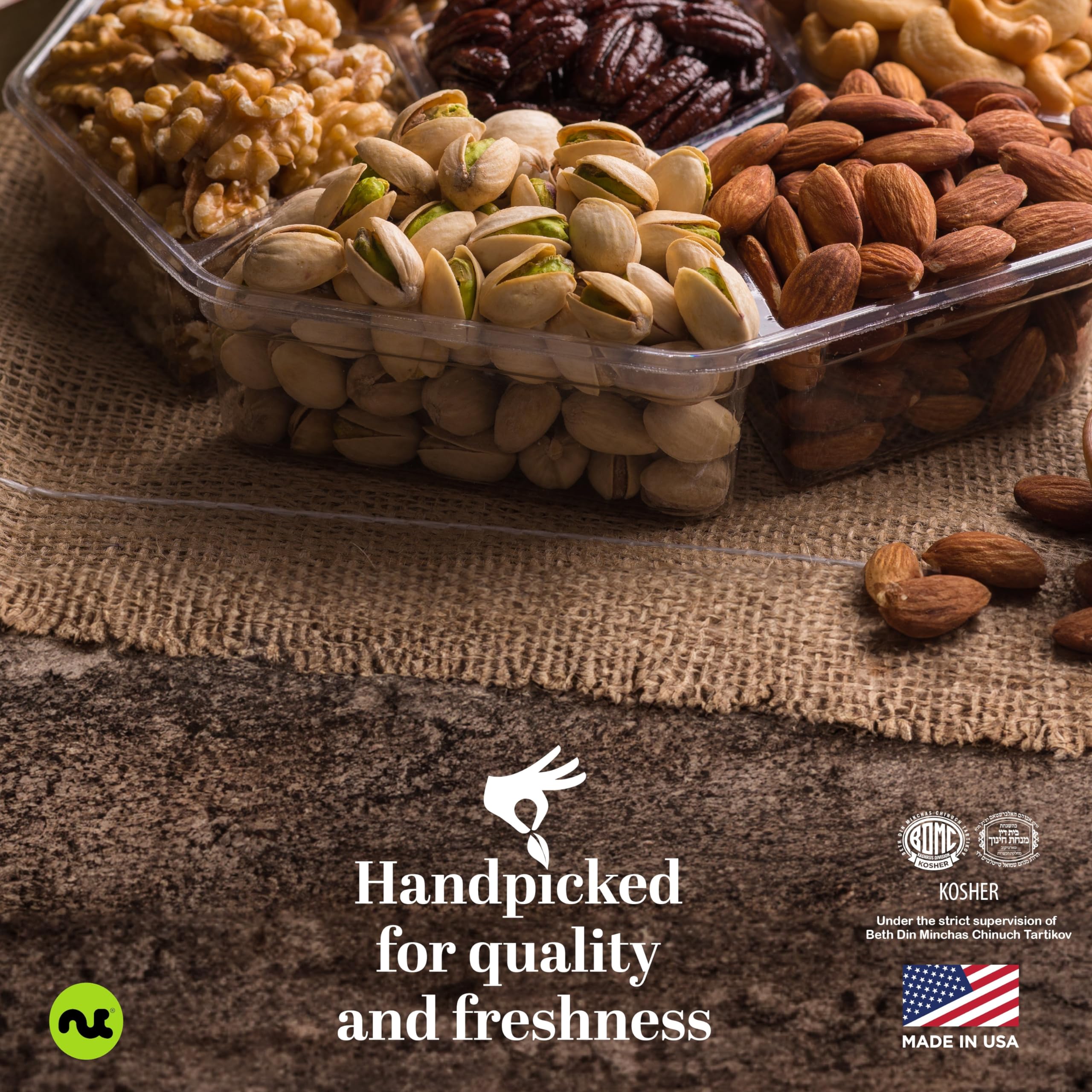 Nut Cravings caja en mano demostrando tamaño y porción conveniente