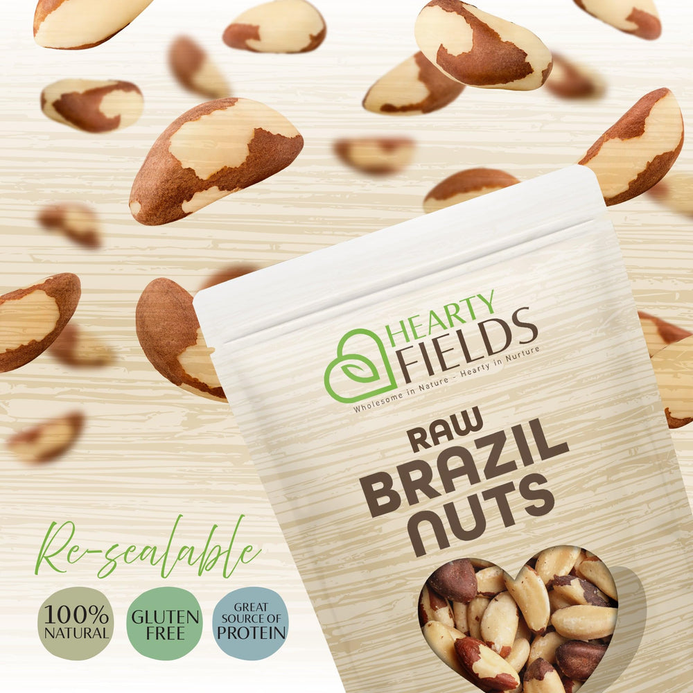 Nut Cravings manos sosteniendo nueces Hearty Fields para escala