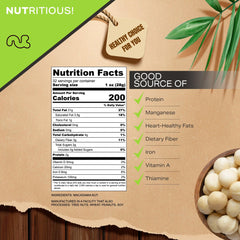 Nut Cravings mano sosteniendo una macadamia para mostrar tamaño