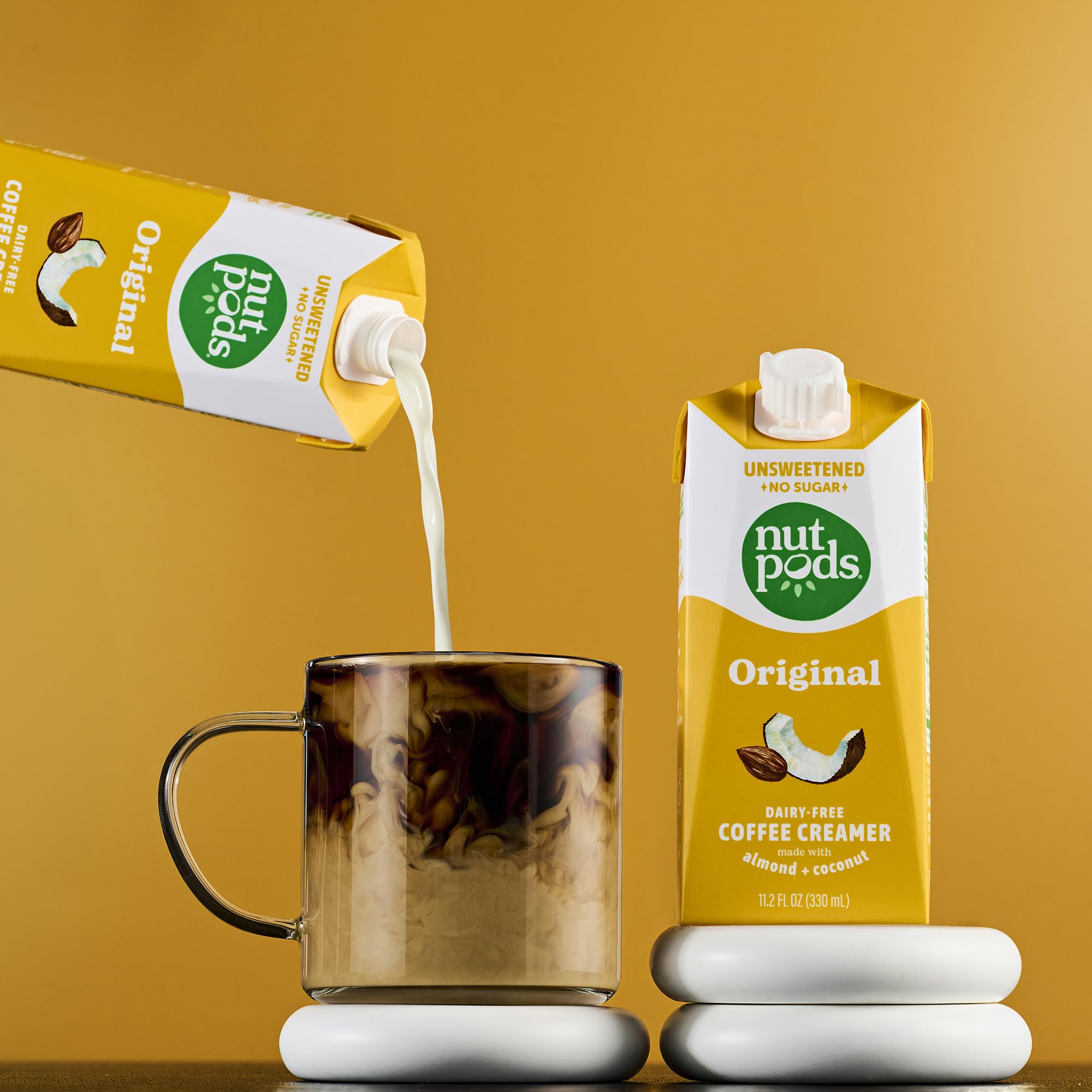 nutpods botella junto a una regla para comparar tamaño y porciones