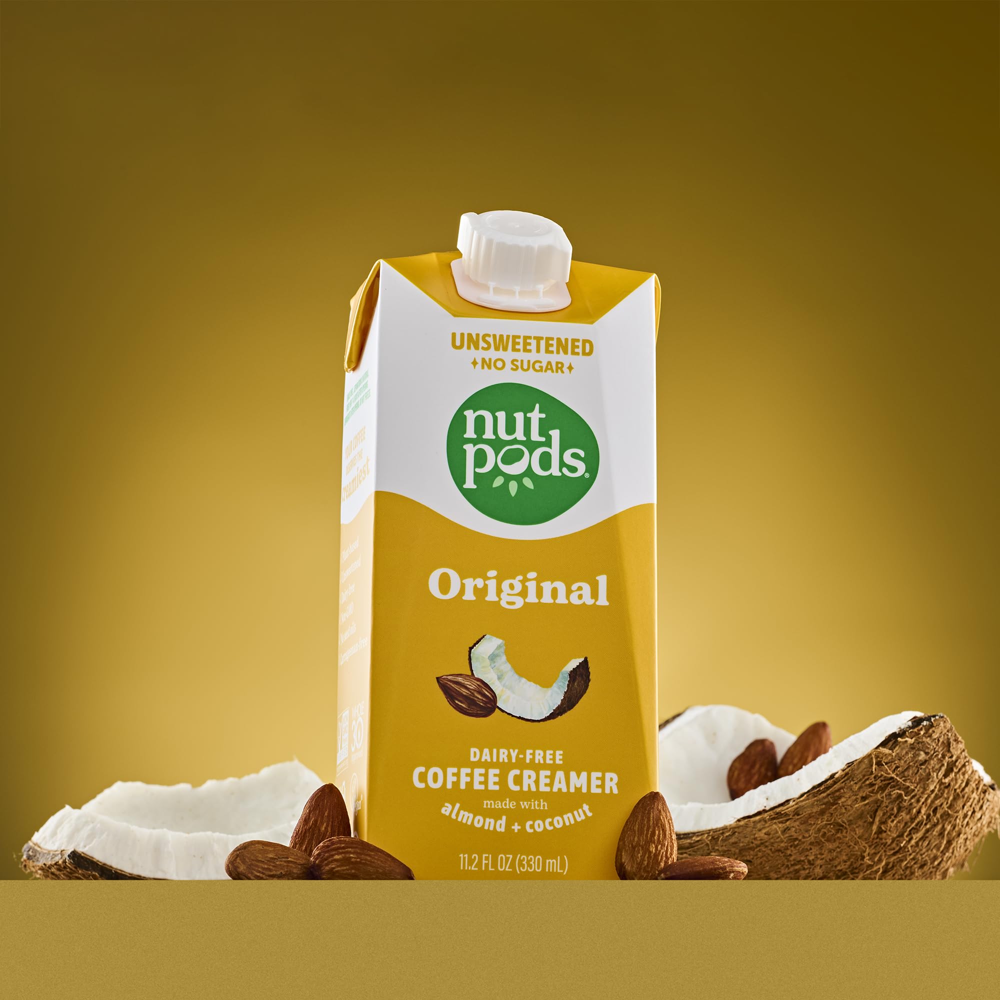 nutpods en mesa de desayuno con café y frutas para estilo de vida saludable