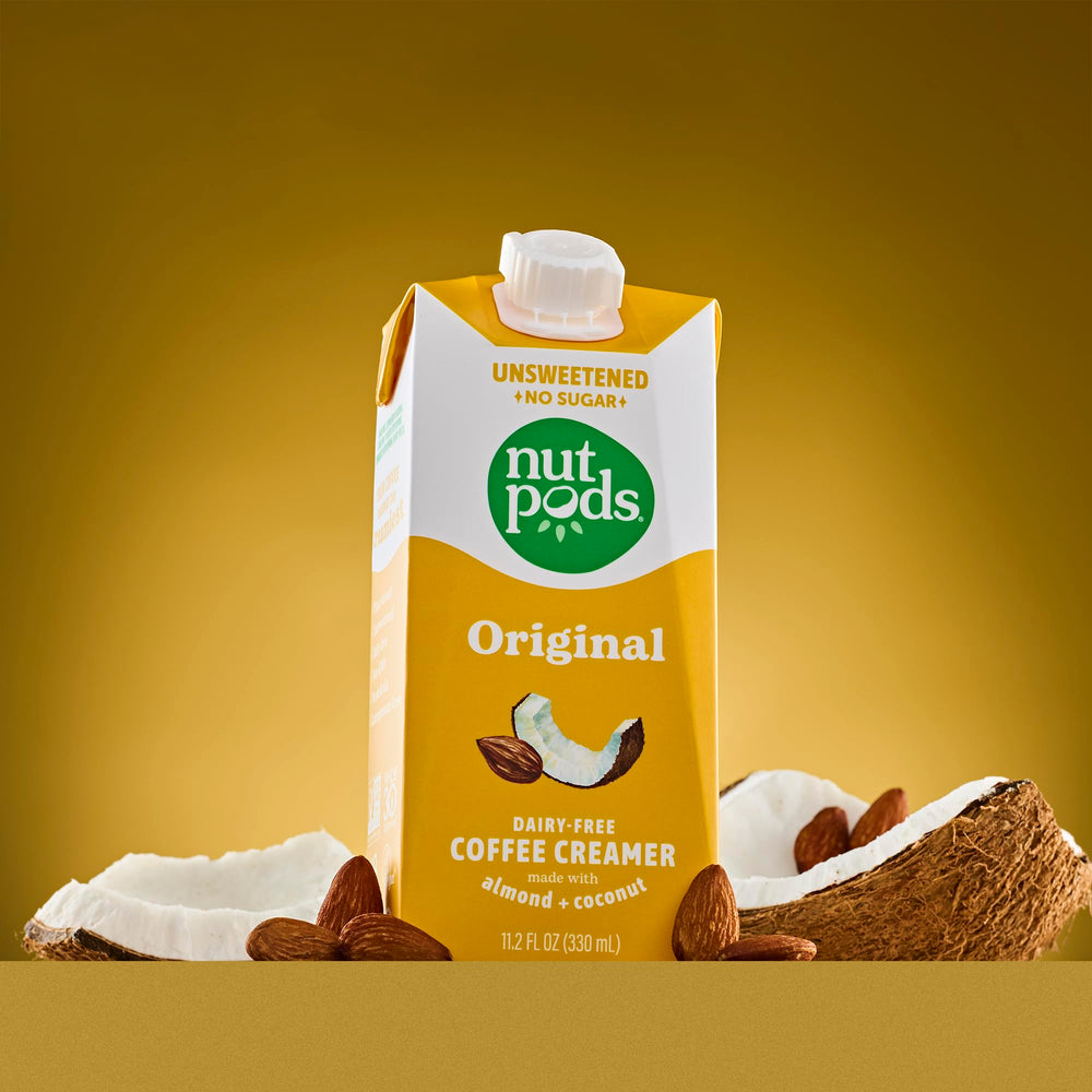 nutpods en mesa de desayuno con café y frutas para estilo de vida saludable