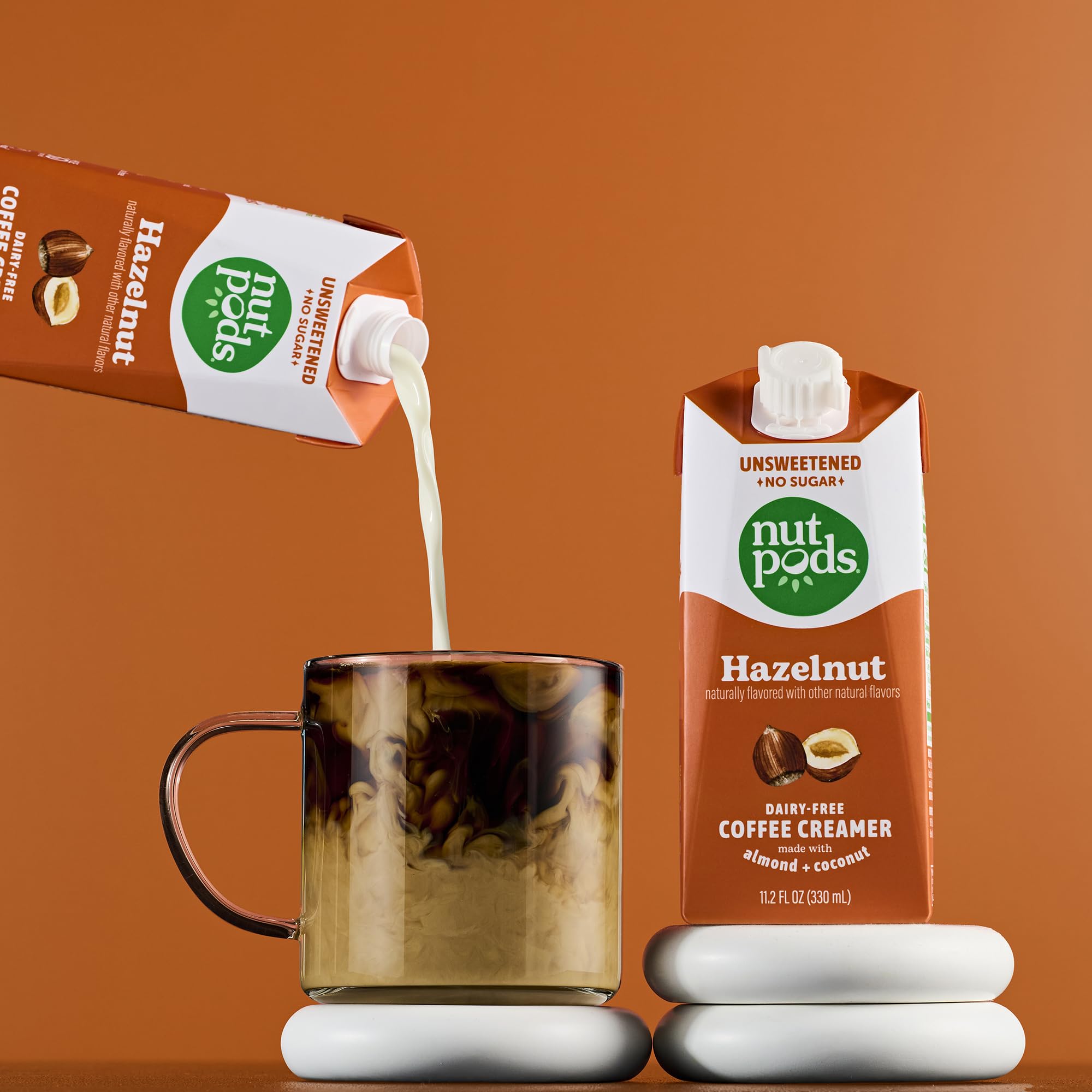 nutpods etiqueta de ingredientes resaltando almendra y coco sin azúcar