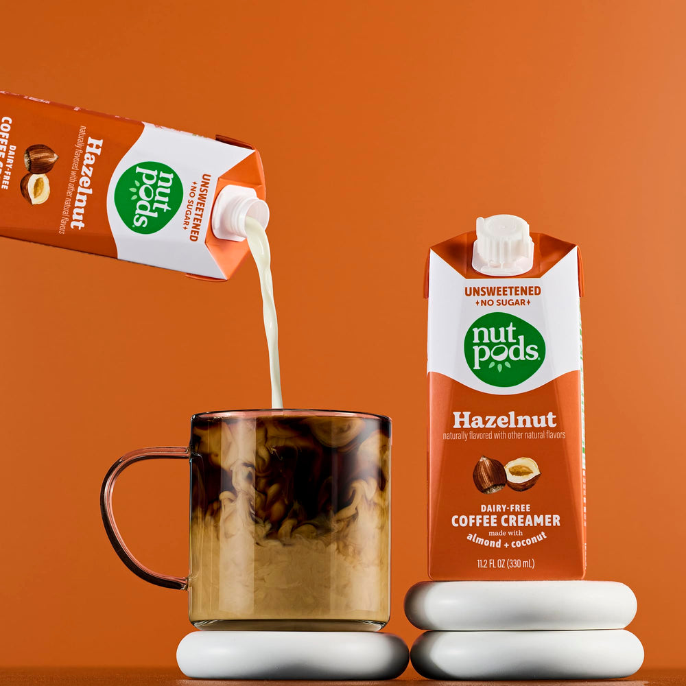 nutpods etiqueta de ingredientes resaltando almendra y coco sin azúcar