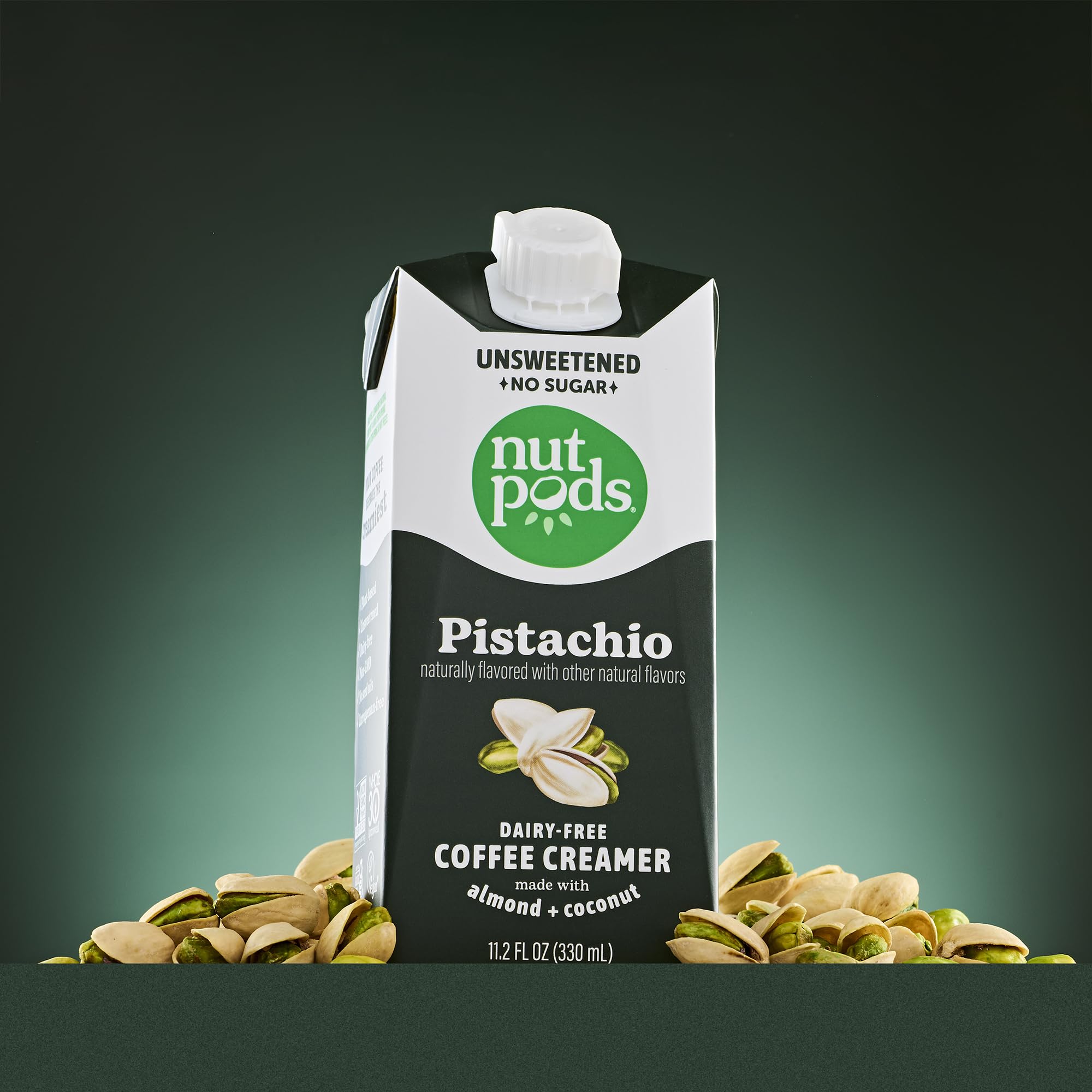 nutpods vertiendo creamer en café realza sabor sin azúcar