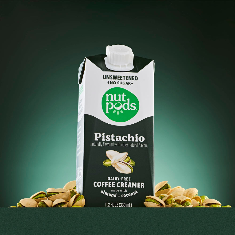 nutpods vertiendo creamer en café realza sabor sin azúcar