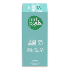 nutpods añadiendo creamer al café caliente para realzar sabor festivo en taza