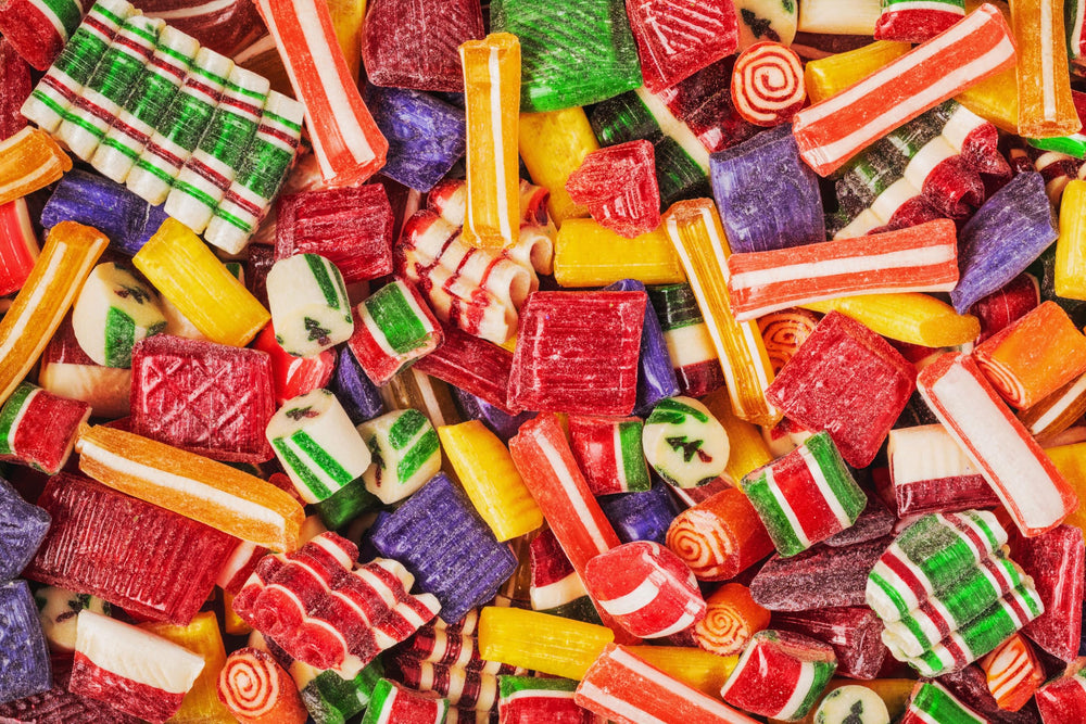 Nuts.com manos repartiendo caramelos surtidos, práctico para fiestas y regalos