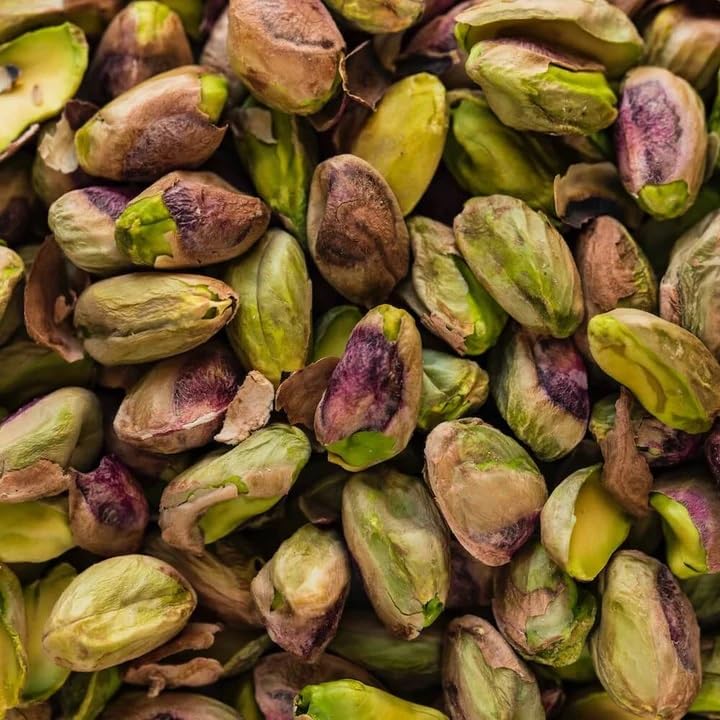 Nutural World frasco junto a pistachos crudos resaltando origen natural