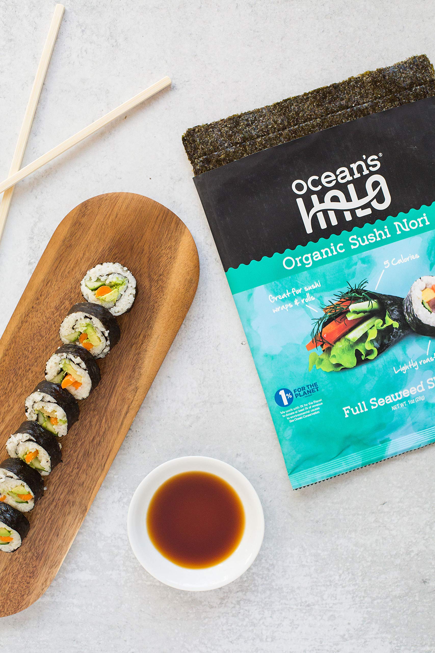 Ocean's Halo nori junto a mano para escala, tamaño ideal para rolls