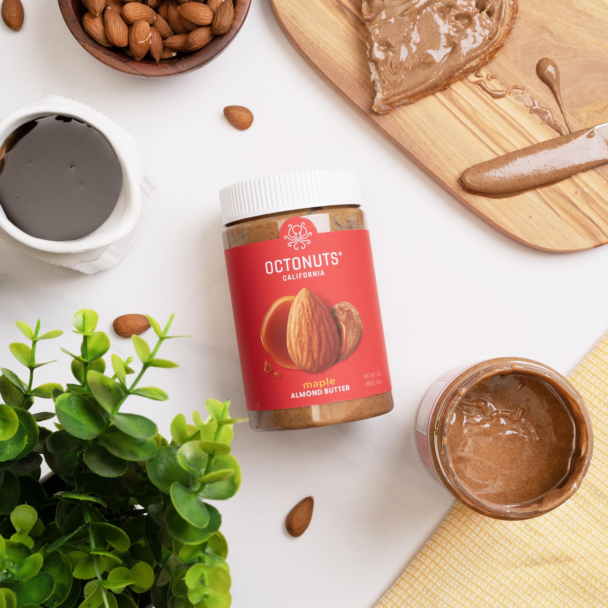 Octonuts frasco 16oz junto a utensilios para escala, cantidad útil