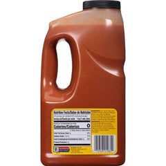 OLD BAY dispensando salsa desde botella rellenada para uso en cocina