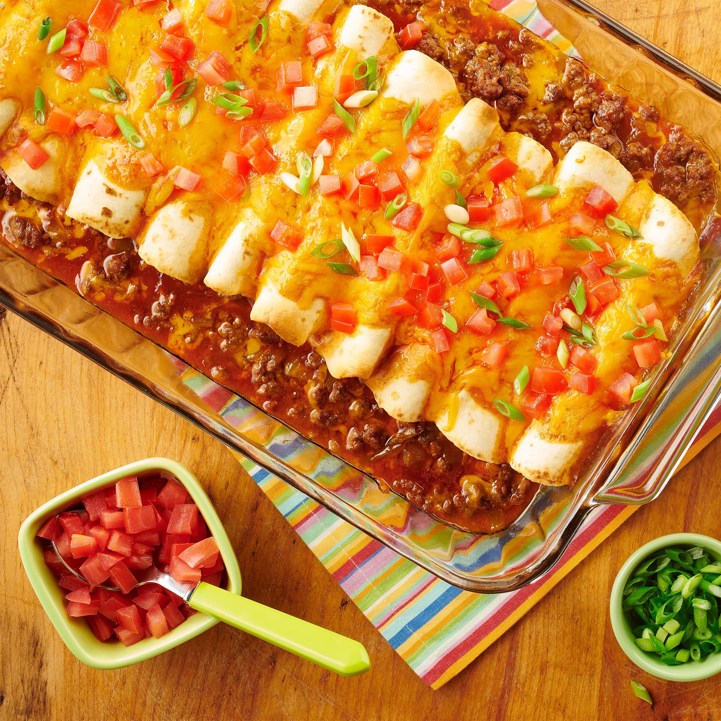 Old El Paso salsa vertida en cazuela para intensificar sopas y guisos