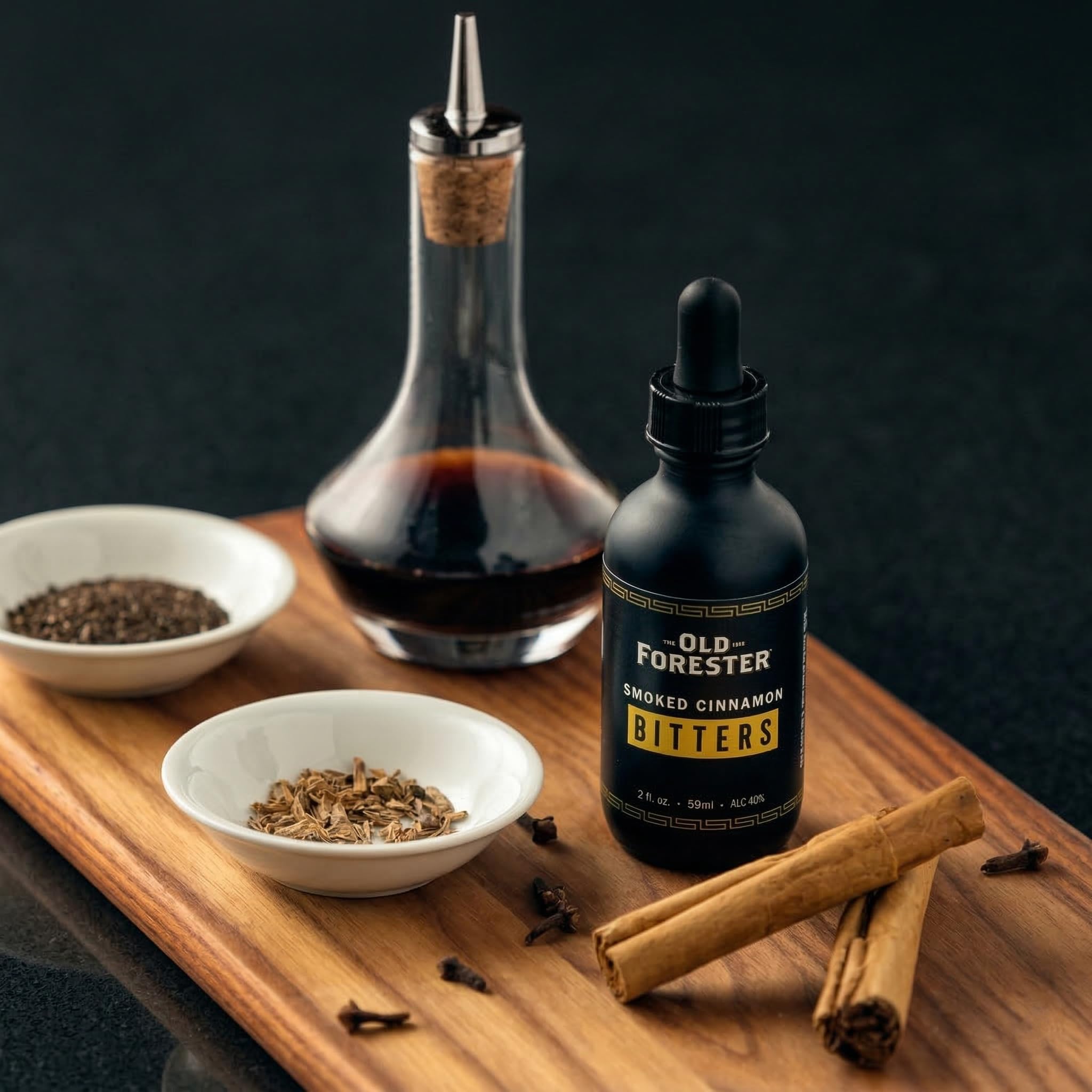 Old Forester Cinnamon Bitters dosificando gota en cóctel con aroma mejorado