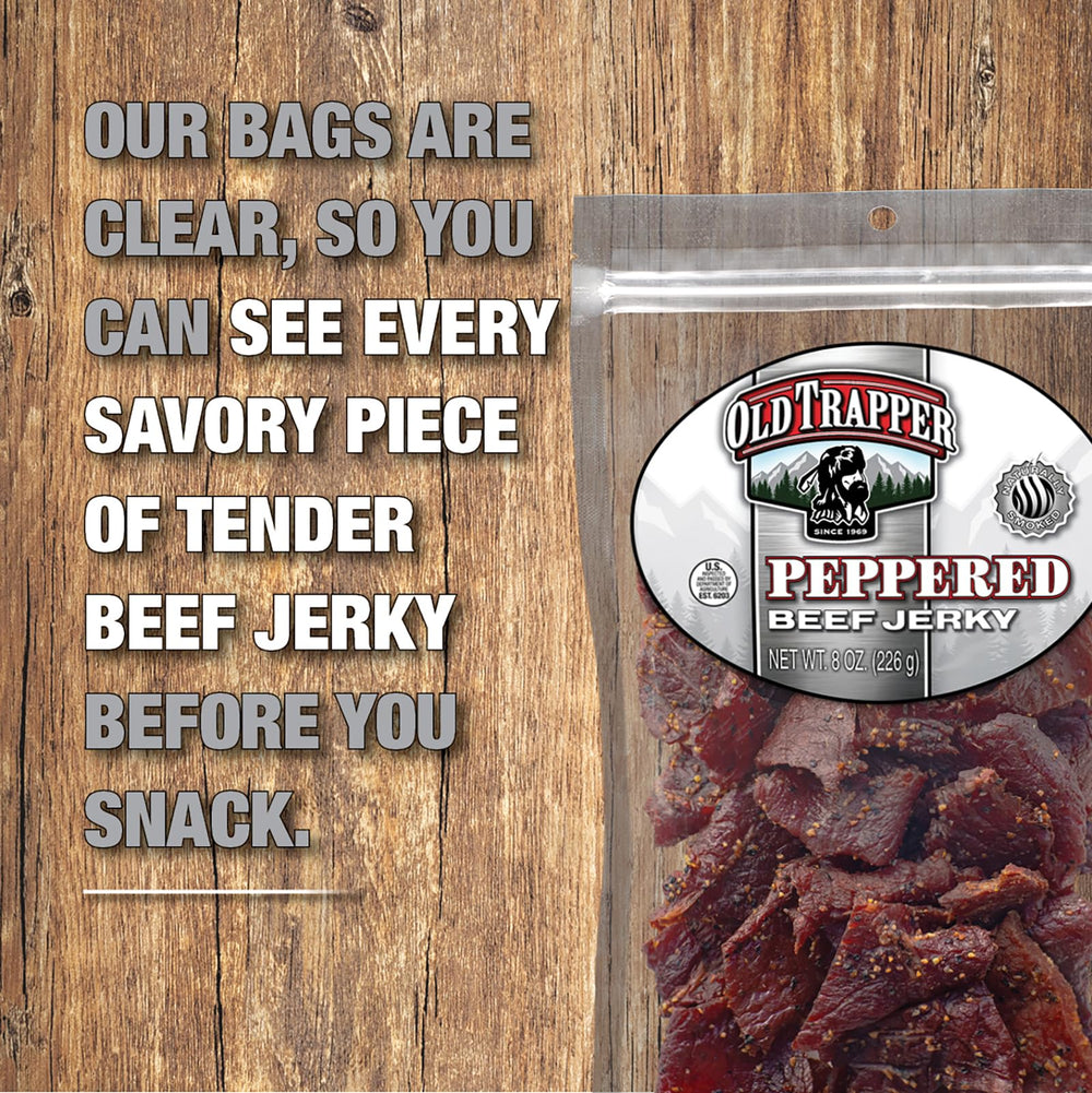 Old Trapper jerky en mano para comparar tamaño, muestra porción práctica
