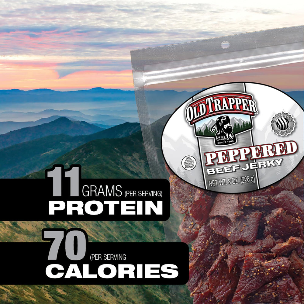Old Trapper snack en mochila durante caminata, ideal para actividades al aire libre