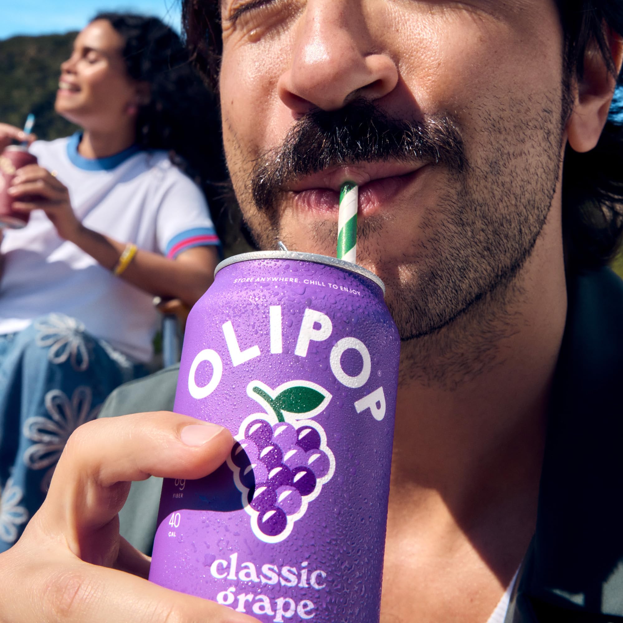 OLIPOP bebida en mesa cotidiana mostrando uso y disfrute saludable