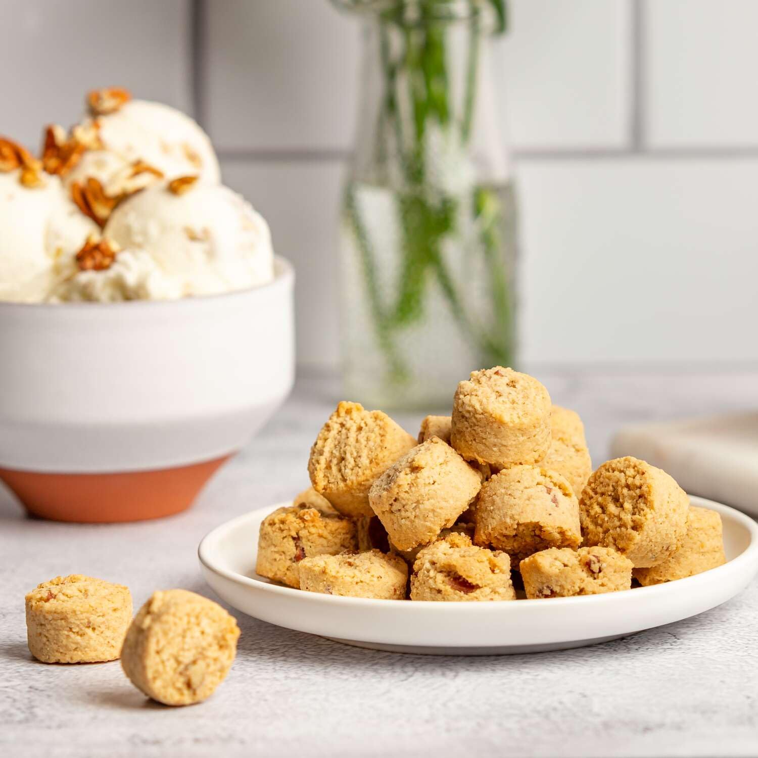 Ona galletas servidas con café, opción de snack saludable