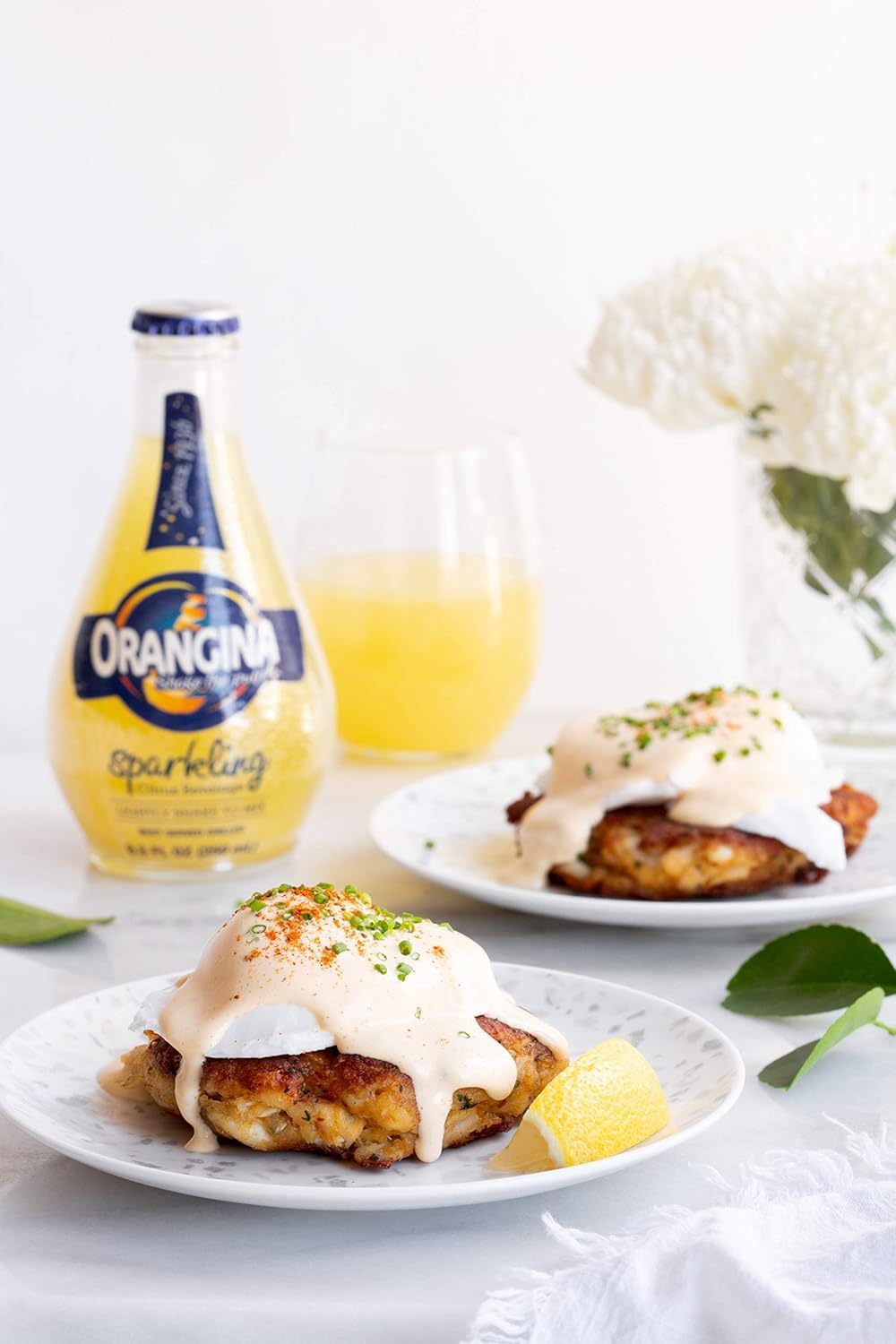 Escena de fiesta con Orangina en mesa, bebida perfecta para reuniones