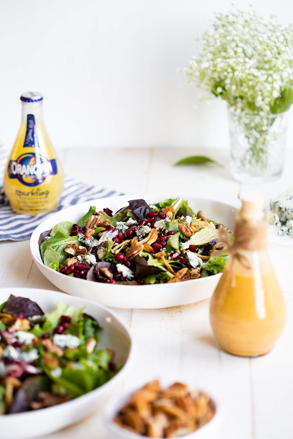 Lata de Orangina comparada en mano para representar tamaño práctico