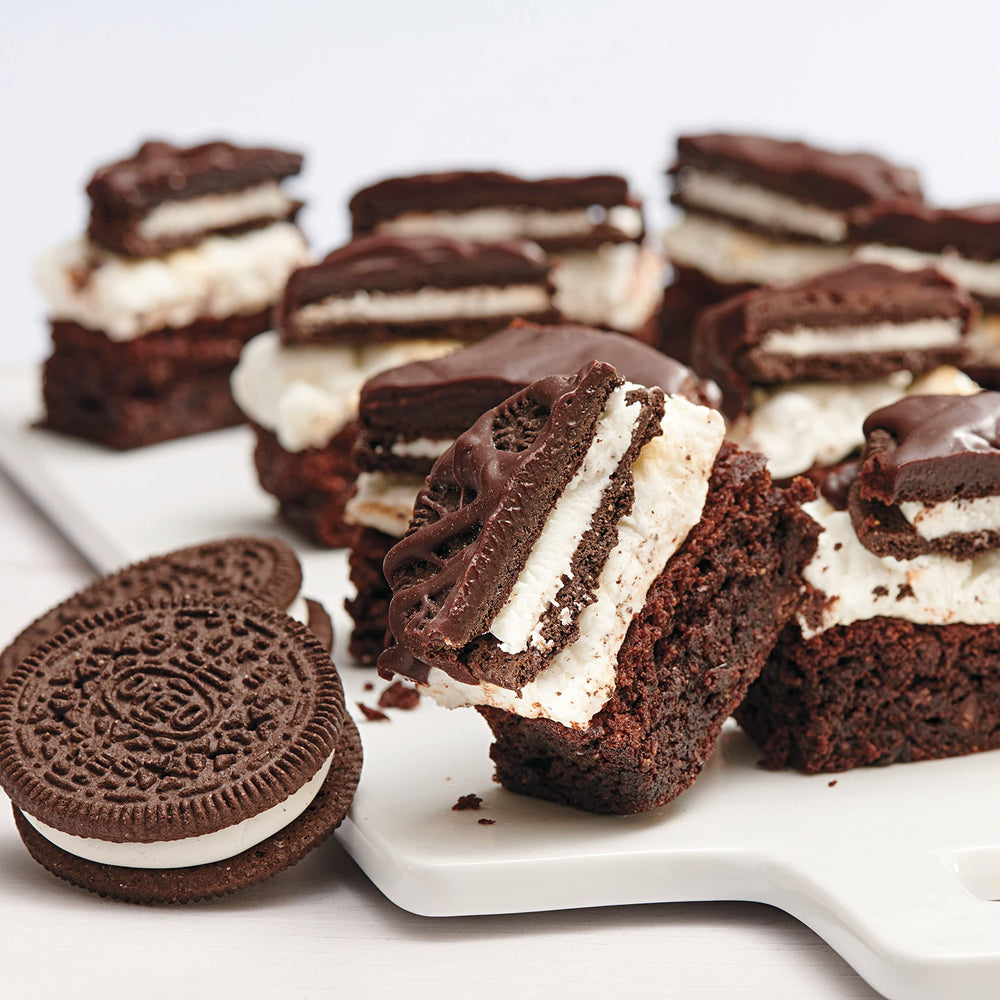 Comparación de tamaño: paquete OREO sin gluten en mano para referencia de porción