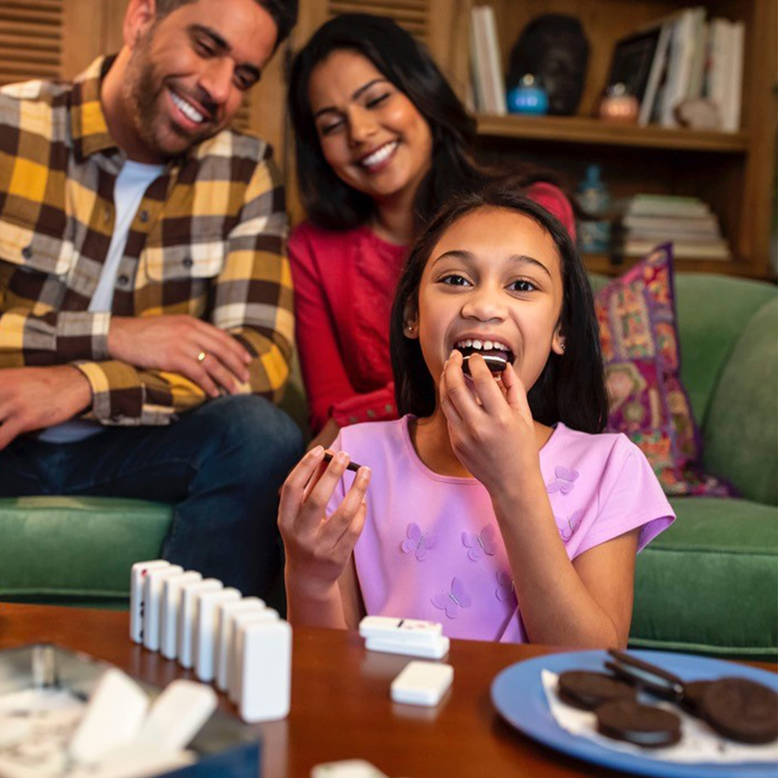 Galleta OREO sin gluten sumergida en leche, textura crujiente y cremosa