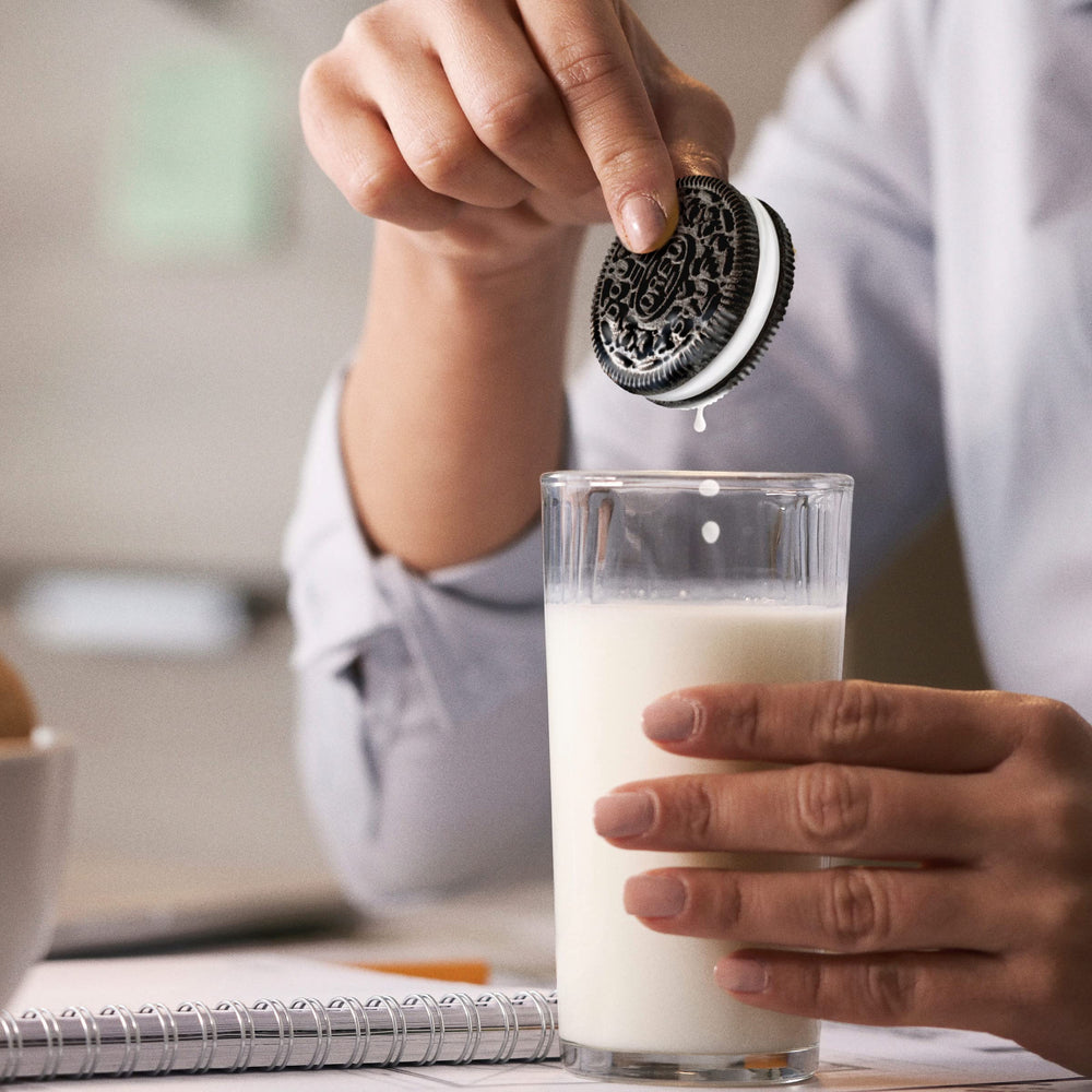 Oreo galletas junto a un vaso de leche para dunking ideal