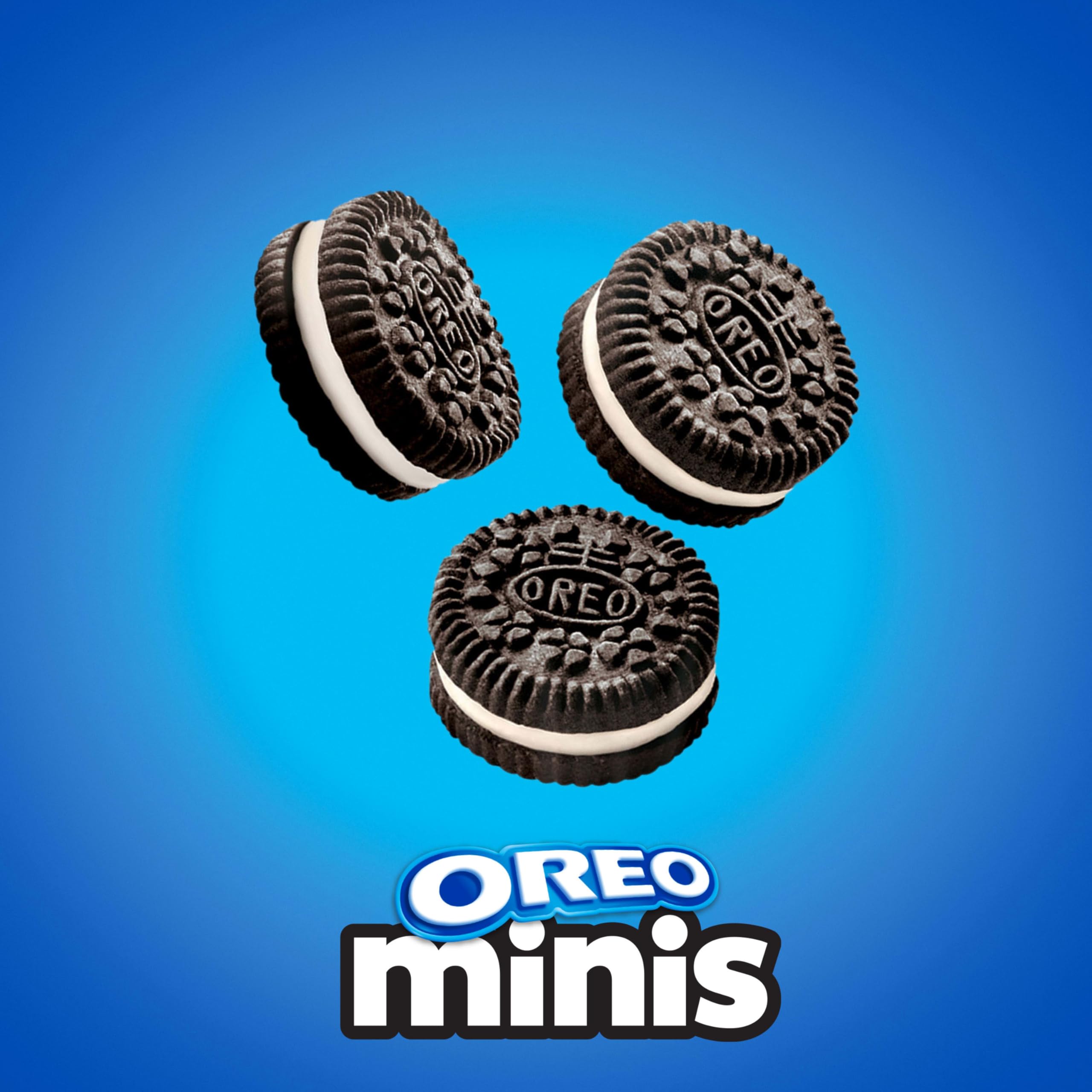OREO minis en mano mostrando escala y portabilidad para snacks
