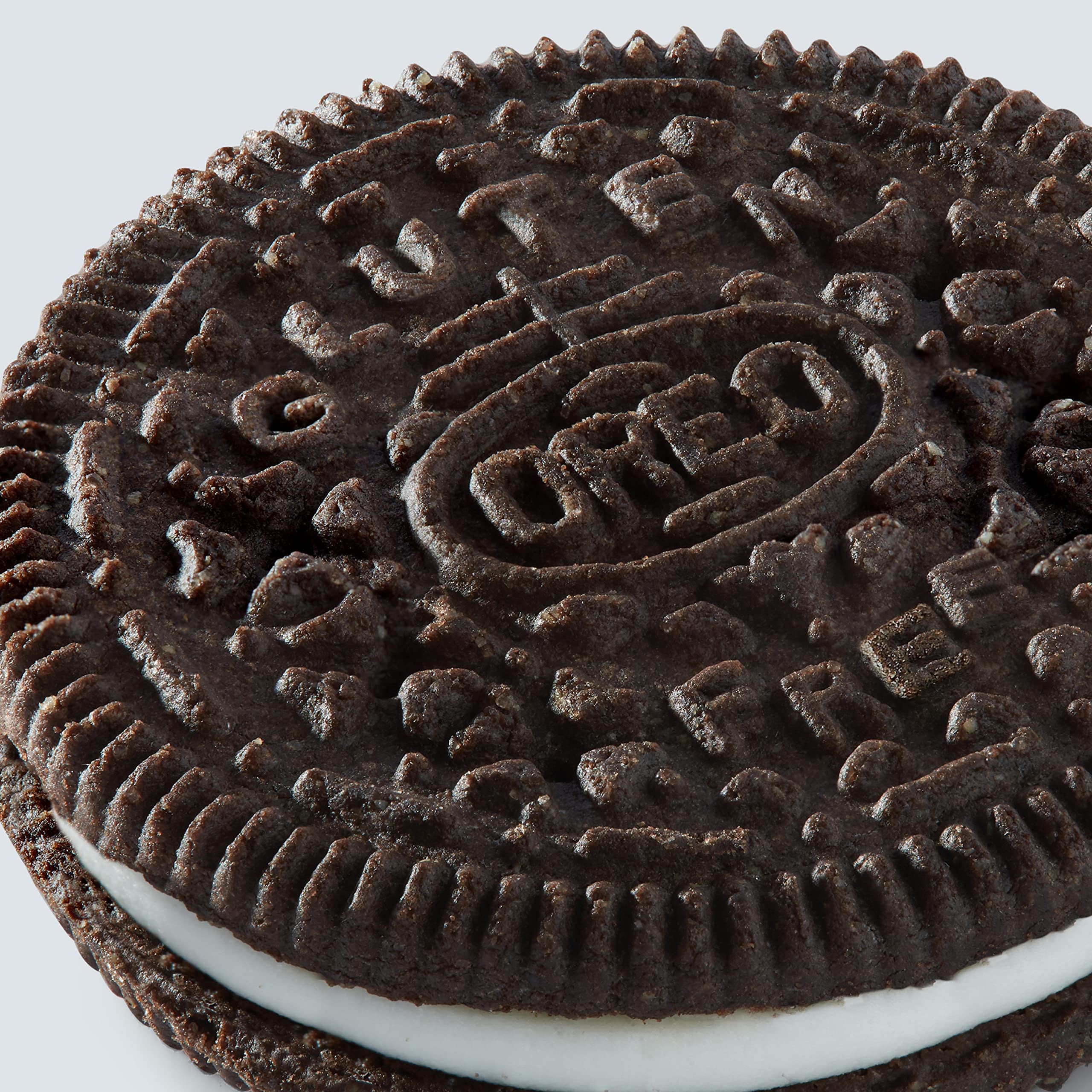 Mesa de fiesta con OREO sin gluten servidas, opción apta para invitados sin gluten