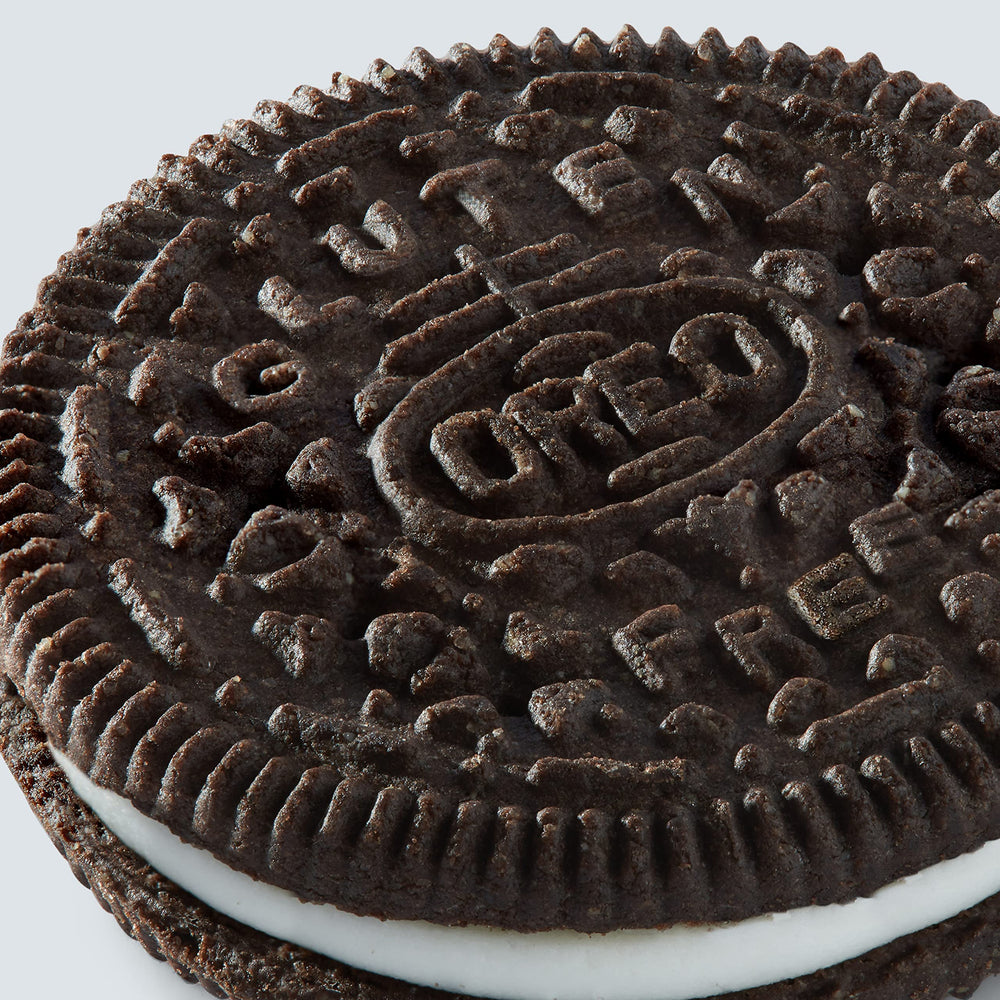 Mesa de fiesta con OREO sin gluten servidas, opción apta para invitados sin gluten