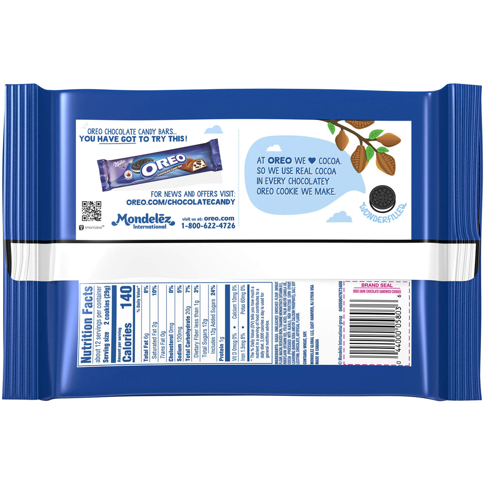 OREO galleta junto a mano para comparar tamaño porción