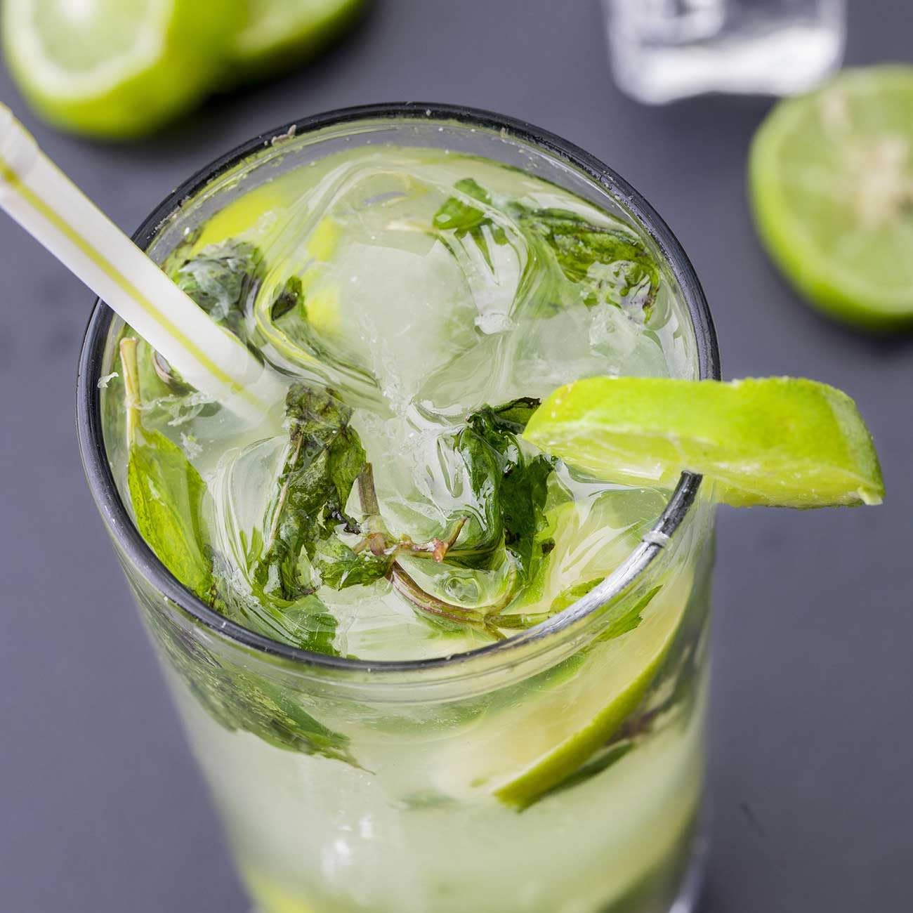 ORGFUN botella y vaso en cocina ilustrando uso en bebidas y recetas domésticas