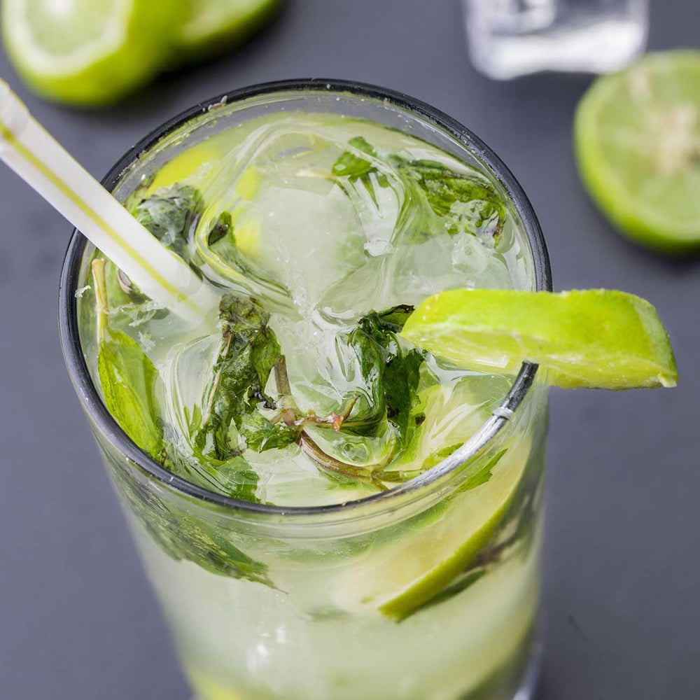 ORGFUN botella y vaso en cocina ilustrando uso en bebidas y recetas domésticas