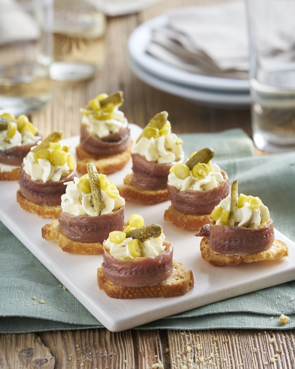 Ortiz anchoas servidas en pan crujiente realzando aperitivo rápido